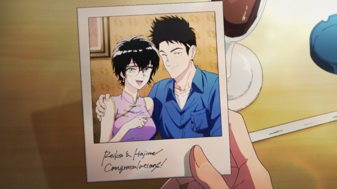Imagem do anime Kowloon Generic Romance mostrando uma foto de Kudou e Reiko na mesa