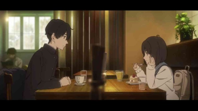 Cena do anime Shoushimin Series com Kobato e Osanai sentados frente a frente na mesa de um café