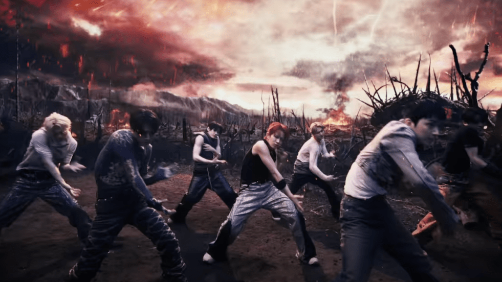 Cena do MV de "Bad Desire (With or Without You)"do álbum DESIRE: UNLEASH do ENHYPEN. Em um cenário pós-apocalíptico, os meninos dançam