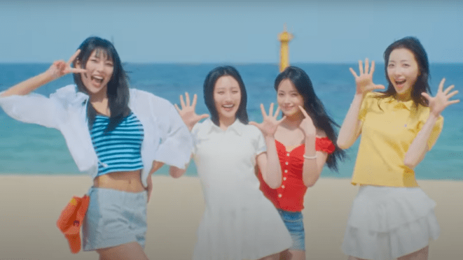 Cena do MV de "Summer Was You" do álbum Lovestruck. As meninas do H1-KEY estão na praia enquanto fazem uma pose para a foto, com o mar ao fundo