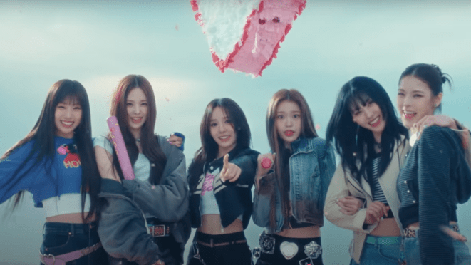 Cena do MV do single "BEEP" do izna, com todas olhando para a câmera, exceto Jiyoon (que ainda não participa do comeback)