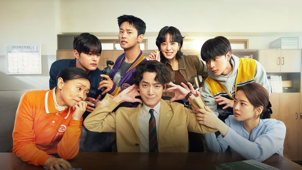 Imagem do K-Drama Oh My Ghost Clients com No Mu-Jin (Jung Kyoung-Ho) cercado por fantasmas e seus dois parceiros: Na Hee-Joo (Seol In-A) e Go Gyeon-Woo (Cha Hak-Yeon)