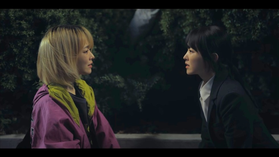 Cena do K-Drama Our Unwritten Seul com as duas irmãs gêmeas cara a cara, interpretadas por Park Bo-Young