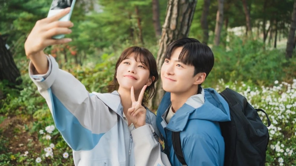 Cena do K-Drama Second Shot at Love com Sooyoung (Han Geum-Ju) e Gong Myung (Seo Ui-Joon) posando para foto