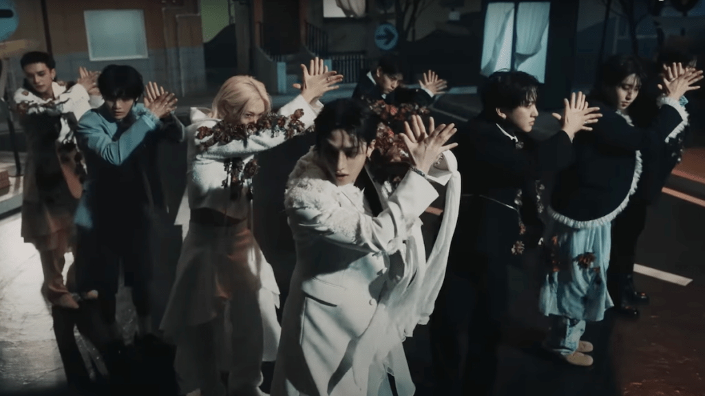 Cena do MV de Hollow com todos os membros do Stray Kids dançando