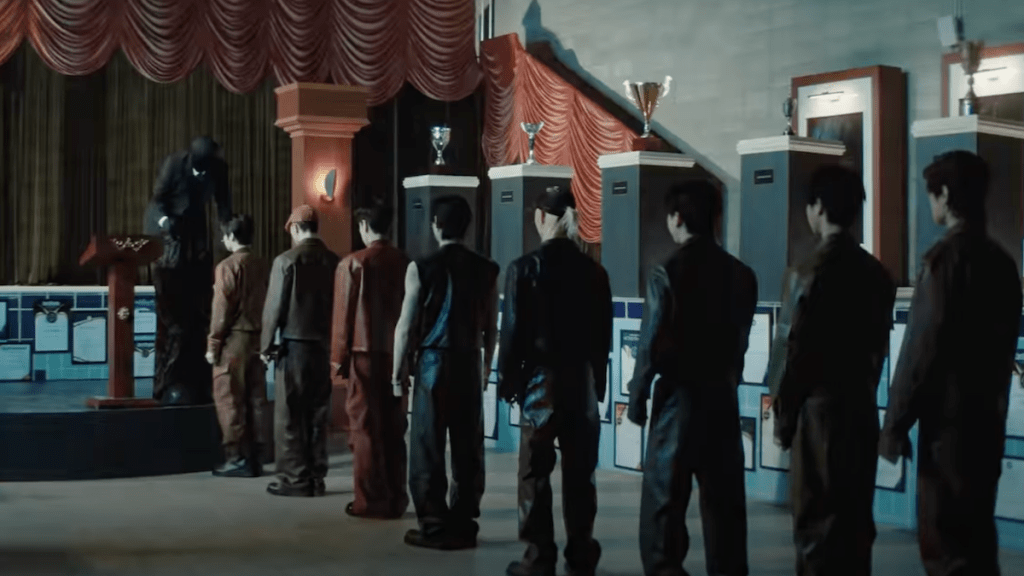 Cena do MV de Hollow com todos os membros do Stray Kids em uma fila, de costas para a câmera