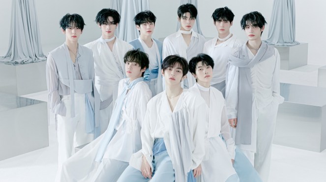 Todos os membros do ZEROBASEONE de branco para a divulgação do álbum Blue Paradise