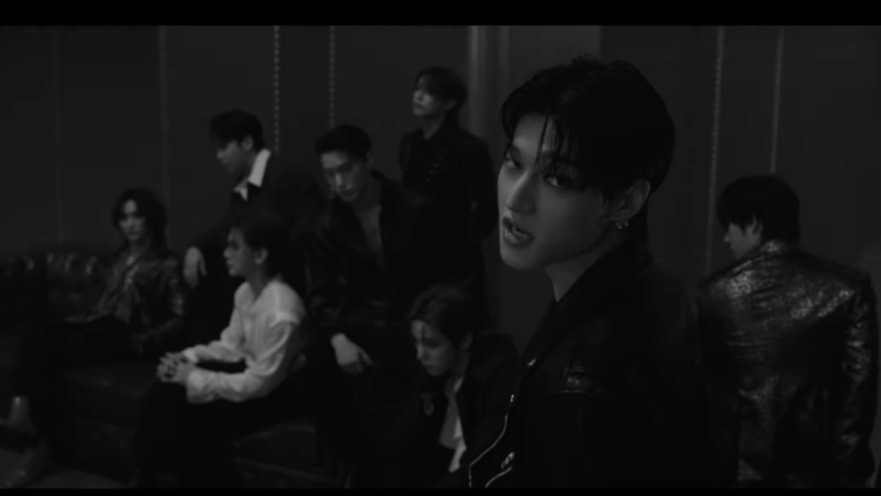 Cena do MV de "In Your Fantasy" do álbum Golden Hour: Part.3 In Your Fantasy Edition. Todos os membros do ATEEZ aparecem em um cenário escuro, preto e branco