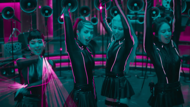 Cena do MV de "JUMP" com Jisoo, Lisa, Rosé e Jennie com roupas que remetem ao nome do grupo (preto e rosa), pulando