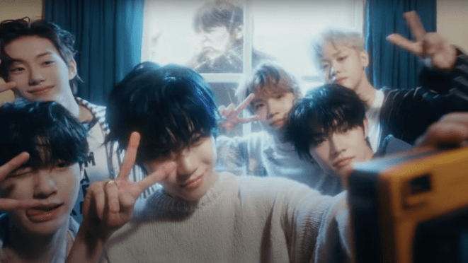 Momento pose para foto no MV de "Snowy Summer" com todos os membros do Close Your Eyes, um deles como fantasma