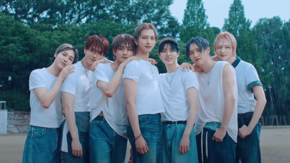 Cena do MV de Grateful to Tears do álbum Youth Chapter 3 ROMANTIC YOUTH do EPEX. De jeans e camiseta branca, todos os membros aparecem molhados pela chuva