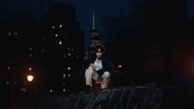 Cena do MV de “Night Runner (Shooting Star)" do álbum One Last Day do Jung Yong Hwa (정용화) do CNBLUE (씨엔블루). Ele aparece olhando para baixo, com um cenário noturno ao fundo