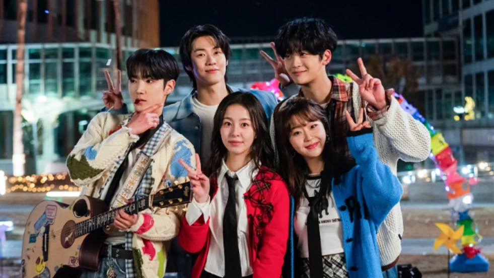 Cena do K-Drama Srping of Youth com todos os membros da banda fictícia Two Sa Gye reunidos e com pose para a câmera