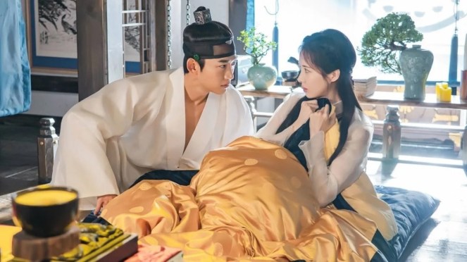 Cena do K-Drama The First Night With the Duke com Yi Beon (TaecYeon) e Cha Sun-Chaek (Seohyun) após uma noite juntos