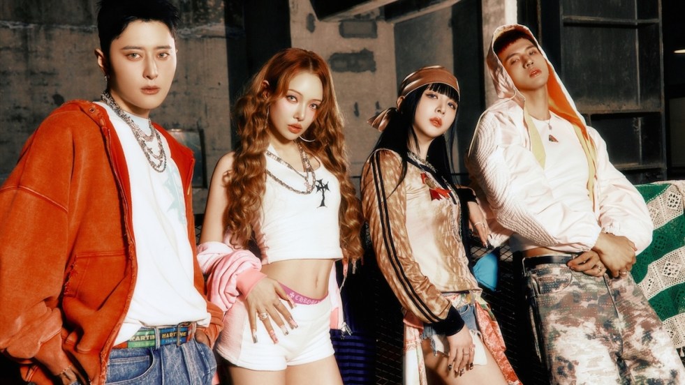 Imagem do KARD para divulgação do álbum DRIFT com J.Seph, Somin, Jiwoo e BM, um ao lado do outro enquanto posam para a foto