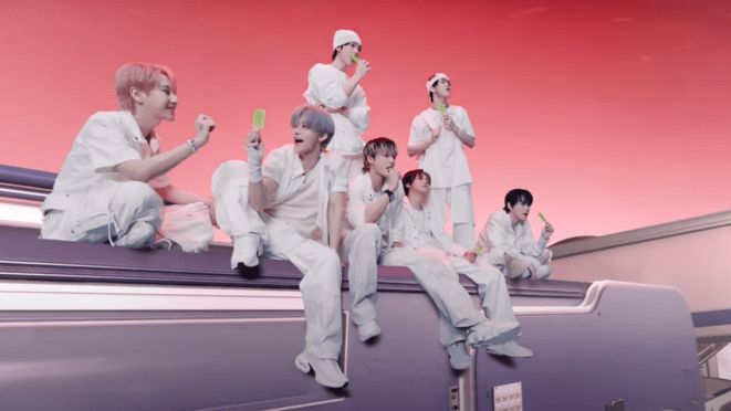 Cena do MV de "Chiller" do álbum Go Back To The Future do NCT Dream com todos os membros sentados em cima de um carro, que poderia ser uma máquina do tempo
