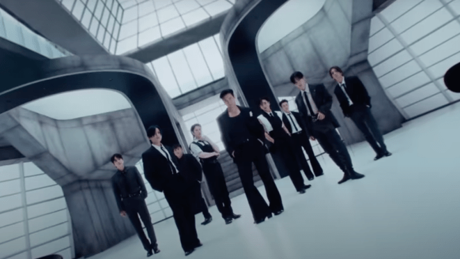 Cena do MV de "Express Mode" do álbum Super Junior25, om todos os membros de preto no centro de um salão claro que contrasta com as cores de suas roupas