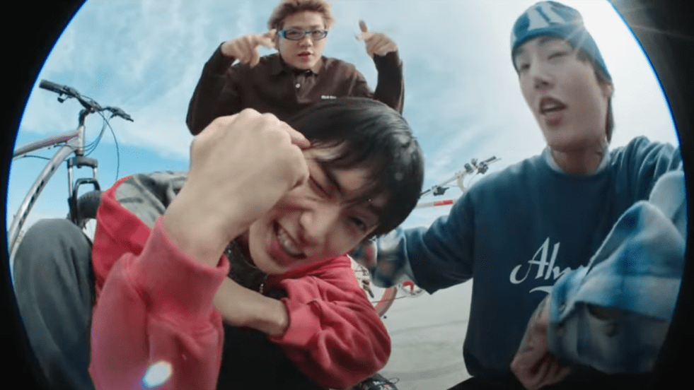 XngHan & Soul no MV de "Waste No Time", que marca o debut solo de XngHan