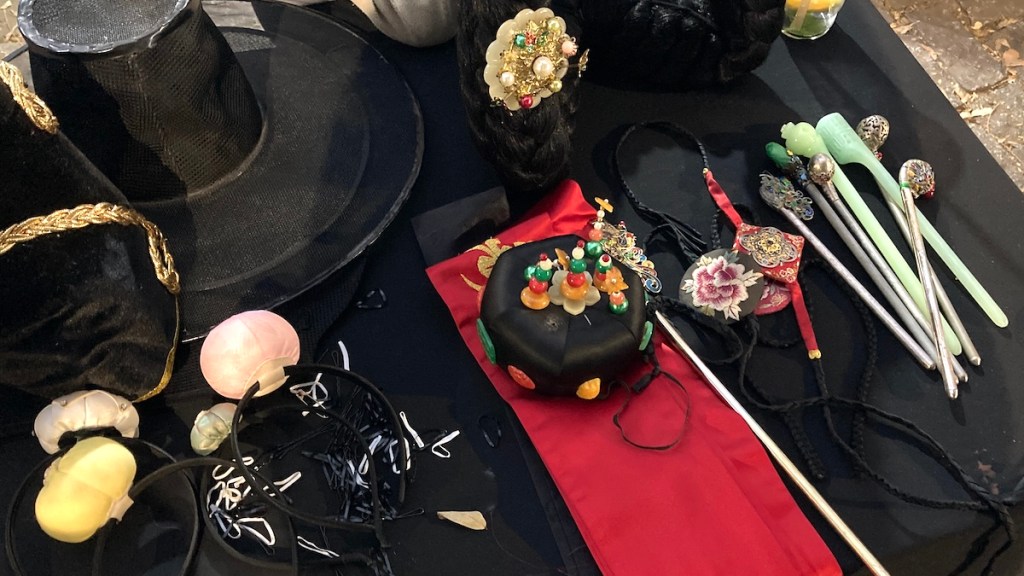 Festival da Cultura Coreana no Bom Retiro: acessórios para aluguel de hanbok (traje tradicional) para fotos