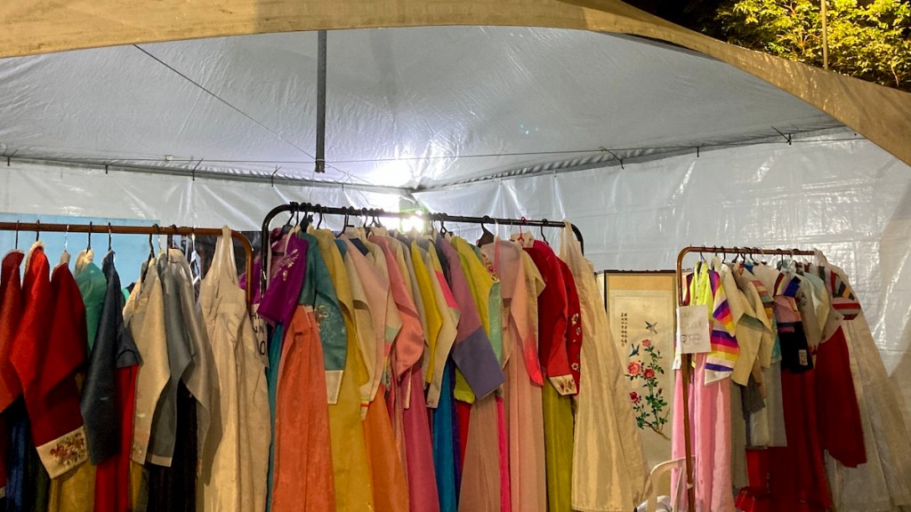 Festival da Cultura Coreana no Bom Retiro: cabide para aluguel de hanbok (traje tradicional) para fotos