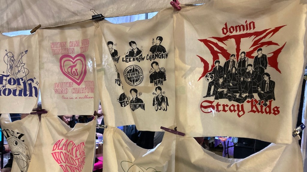 Festival da Cultura Coreana no Bom Retiro: produtos de K-Pop com ecobags de estampas de grupos