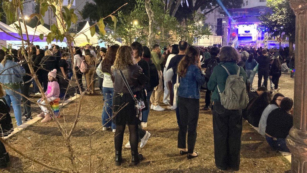 Festival da Cultura Coreana no Bom Retiro: público e barracas durante a noite