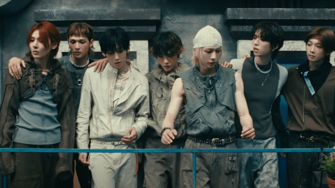 Cena do MV de "That's That" do álbum LOUD & PROUD do AMPERS&ONE. Todos os membros estão em uma sacada externa, olhando para baixo