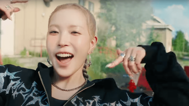 Cena de MV de Crazier com BoA dançando e fazendo um gesto que remete ao nome do álbum e da música