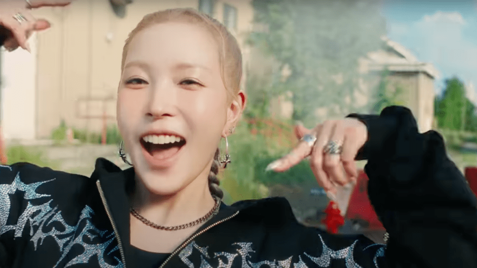 Cena de MV de Crazier com BoA dançando e fazendo um gesto que remete ao nome do álbum e da música