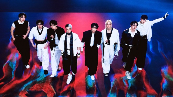 Stray Kids para o álbum KARMA, com roupas em preto e branco que aparecem no MV de "CEREMONY"