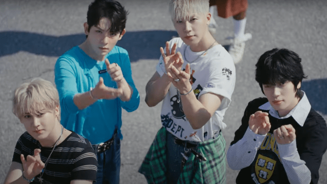 Cena do MV de "Cherry Pie" do álbum Just 15, Just Teen Top com os quatro membros do TEEN TOP olhando para a câmera enquanto vestem roupas coloridas