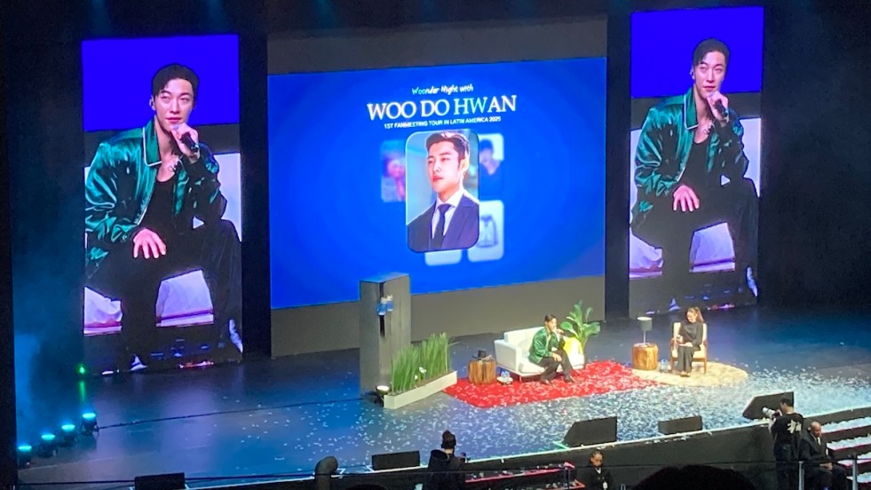 Woo Do Hwan no Brasil com o fan meeting Woonder Night. Na imagem, ele aparece no palco e nos telões