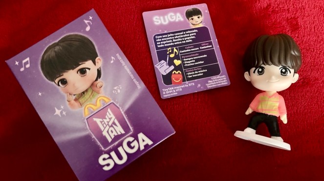 Coleção TinyTan BTS Mc Donald's: caixa, card e boneco do Suga da edição Nostalgia