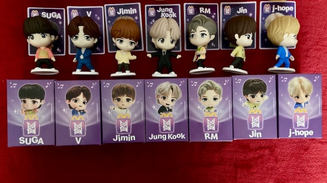 Coleção TinyTan BTS Mc Donald's: caixas e bonecos da edição Nostalgia