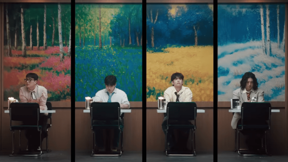 Cena do MV de "Inside Out" do DAY6 com Dowoon, Sungjin, Wonpil e Young K sentados, lado a lado, cada um com um fundo colorido diferente
