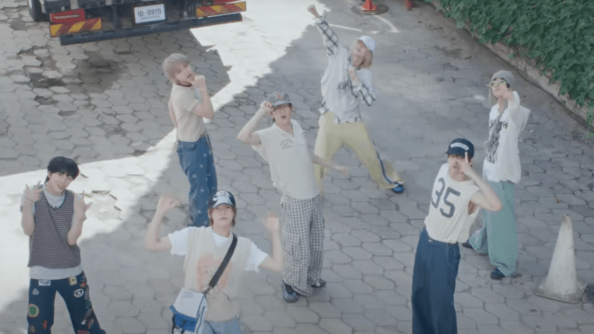 Cena do MV de “Chan-ran (제멋대로 찬란하게)” do álbum I DID IT, que marca o debut do IDID. Na imagem, os sete membros dançam ao ar livre