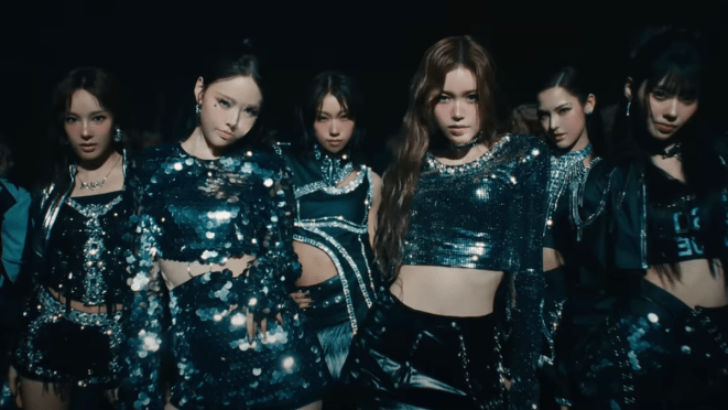 Cena do MV de "Mamma Mia" do álbum Not Just Pretty do izna com todas vestidas com muito brilho