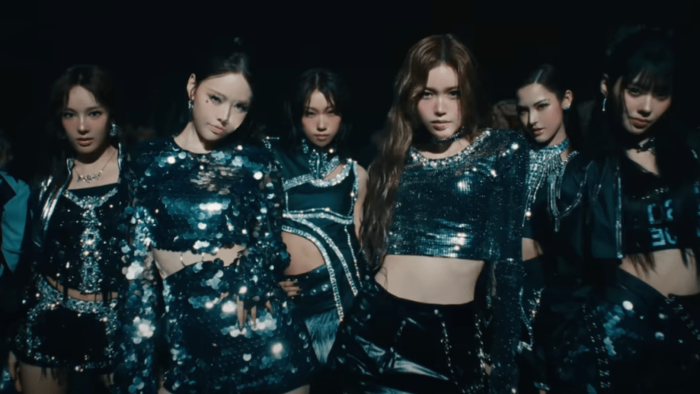 Cena do MV de "Mamma Mia" do álbum Not Just Pretty do izna com todas vestidas com muito brilho