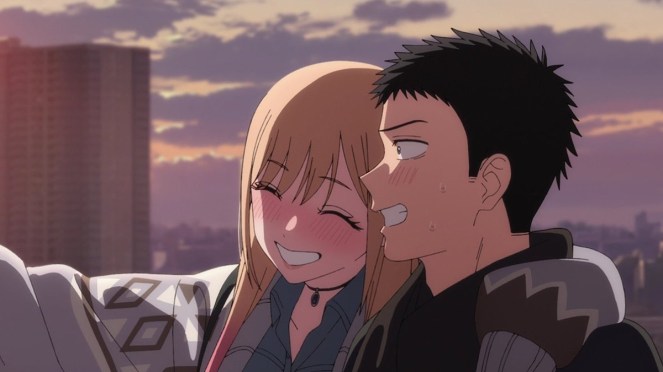 Marin e Gojo compartilham a cena enquanto tentam, envergonhados, tirar uma selfie no anime My Dress Up Darling 2ª temporada