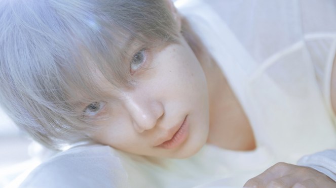Imagem do Taemin todo de branco em close no conceito PALE do single "Veil"