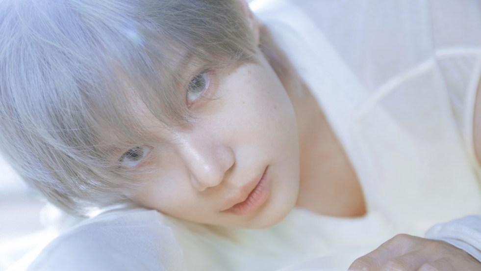 Imagem do Taemin todo de branco em close no conceito PALE do single "Veil"