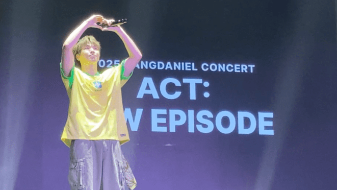 Show do Kang Daniel no Brasil: coração com as mãos