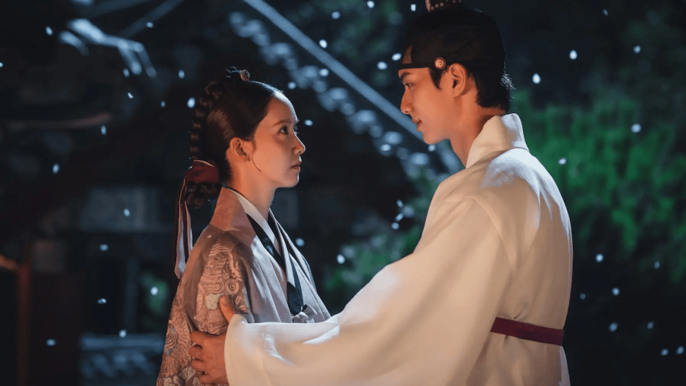 Cena do K-Drama Bon Appétite, Your Majesty com Lim YoonA (Yeon Ji-Young) olhando para Lee Chae-Min (Yi Heon), enquanto a neve cai ao fundo