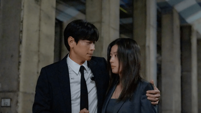 Gianna Jun (Seo Mun-Ju) e Gang Dong-Won (Paik San-Ho) em cena como guarda-costas e candidata à presidência no K-Drama Tempest