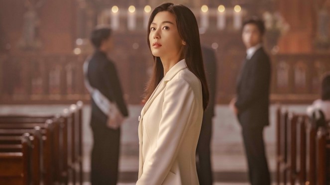Gianna Jun (Seo Mun-Ju) em cena na igreja no K-Drama Tempest