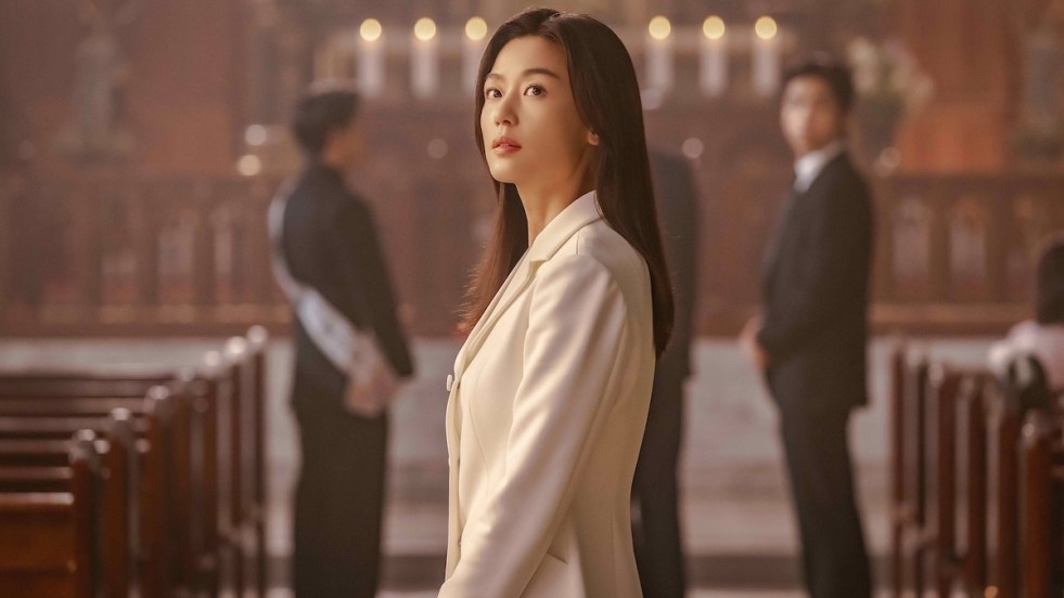 Gianna Jun (Seo Mun-Ju) em cena na igreja no K-Drama Tempest