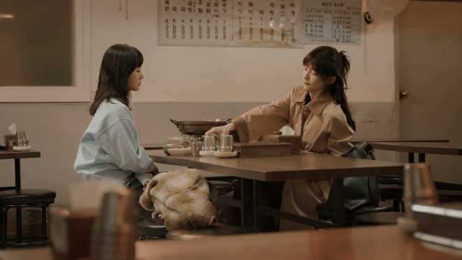 K-Drama You and Everything Else com Kim Go-Eun (Ryu Eun-Jung) e Park Ji-Hyun (Cheon Sang-Yeon) sentadas uma de frente para a outra