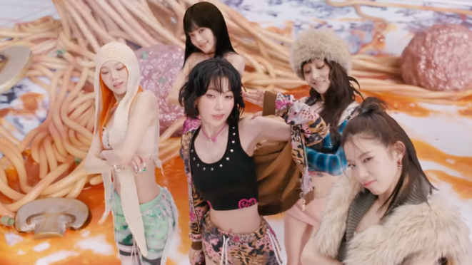 Cena do divertido MV de "SPAGHETTI" com as meninas do LE SSERAFIM em um fundo coberto por massa