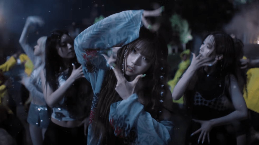 Cena do MV de "Blue Valentine" do NMIXX com close em um dos momentos da coreografia