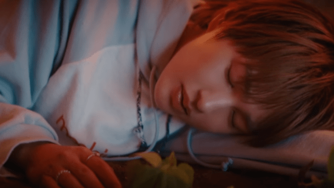 Cena do MV de “花のように” do álbum japonês SAKU com Onew [SHINee] em close e com os olhos fechados